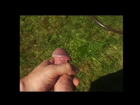 ❤️ Vroča lepotica dobi svojo rožnato pičko, ki jo jebe, in se zraven cmeri s curkom na poletnem vrtu Fucking video na porno sl.porn-mate.ru ﹏